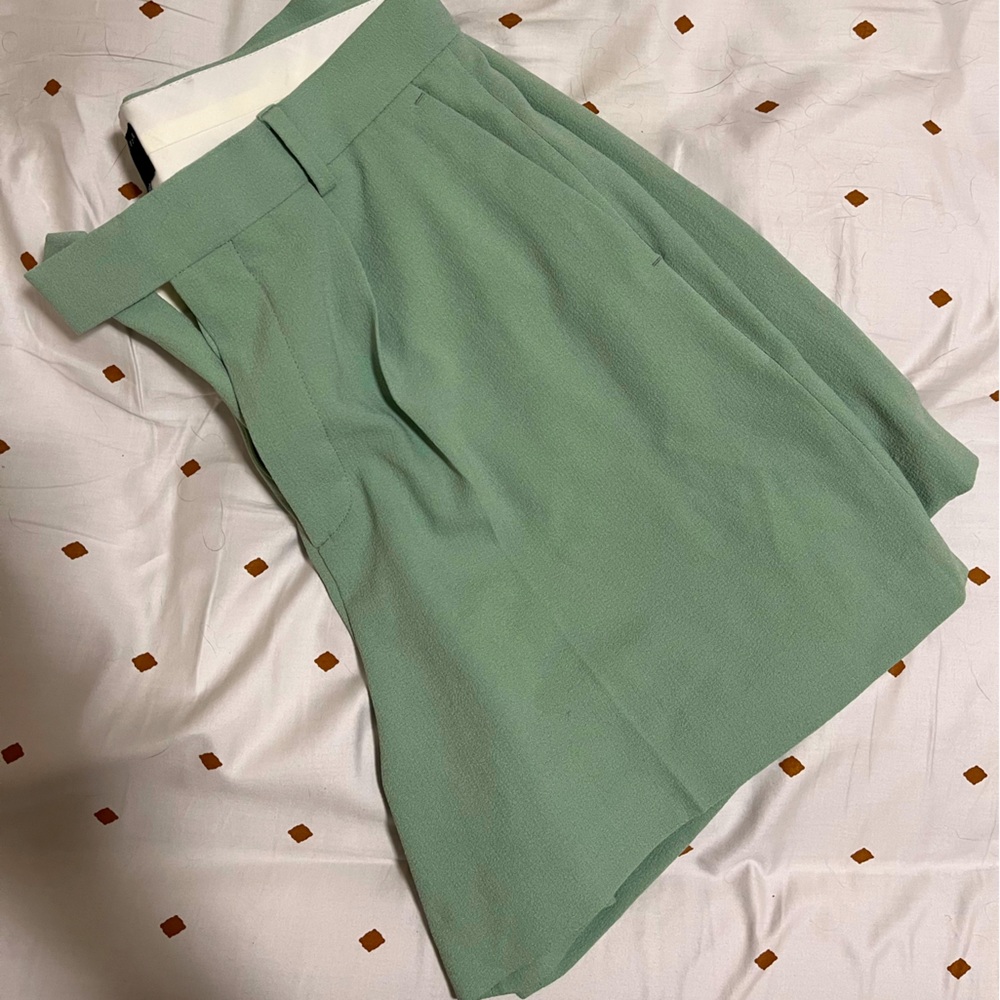 ASOS high waisted front pleat shorts size 32/10 in mint green